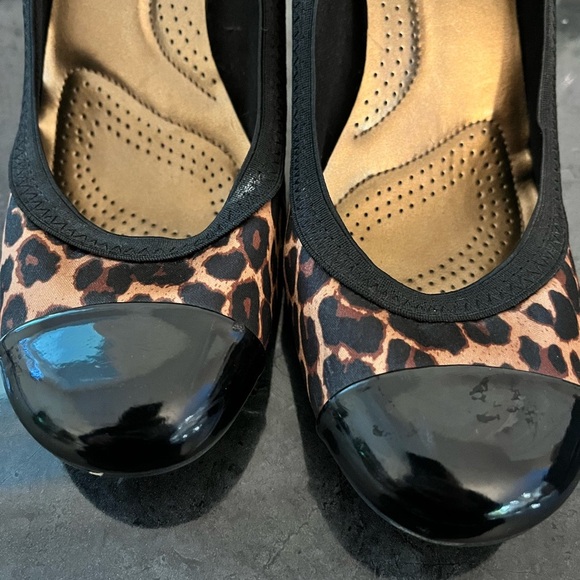 Elegant Leopard Print Heels with Black Cap Toe - Picture 5 of 5